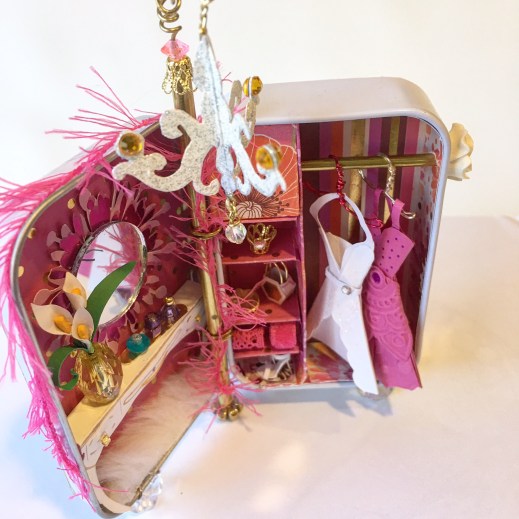 Princess Wardrobe, Altoids tin